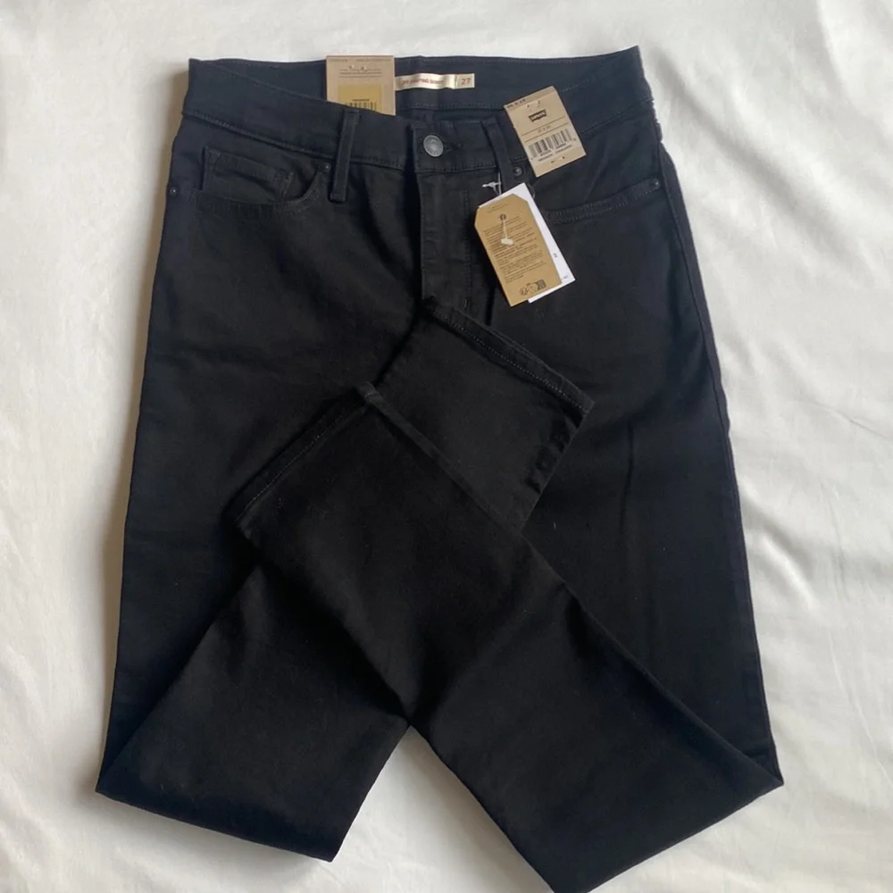 NWT Women’s Levi’s black shaping skinny jeans 27x30 - Picture 2 of 5